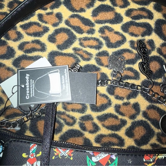 NWT Ed Hardy Iconic Logo Tattoo Print Black Crossbody Shoulder Bag W Charms - Picture 4 of 5